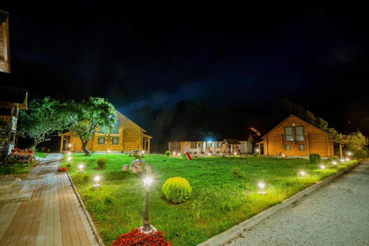 Casutele Din Moisei Hotel Ngoại thất bức ảnh
