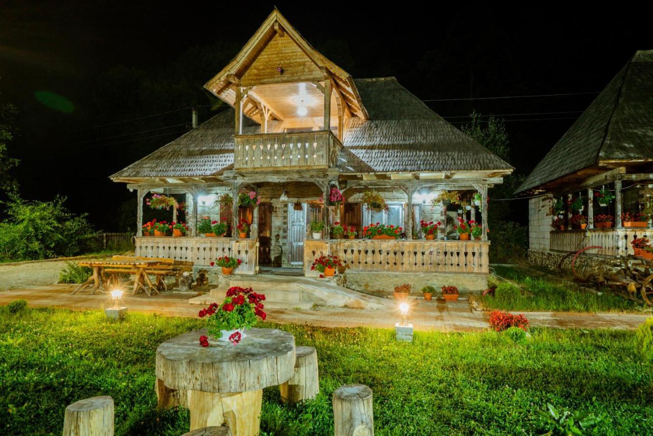 Casutele Din Moisei Hotel Ngoại thất bức ảnh